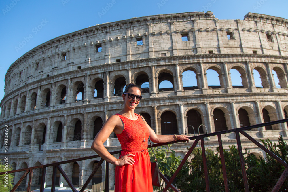 Frau in der Abendsonne vor dem Kolosseum in Rom im Urlaub