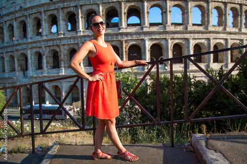 Frau in der Abendsonne vor dem Kolosseum in Rom