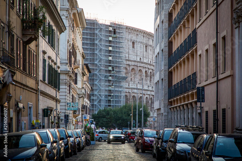 Straße in Rom mit Blick auf das Colosseum 