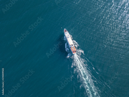 Fotografia refugees imigrants in the ferry boat ship aerial view in the sea concept