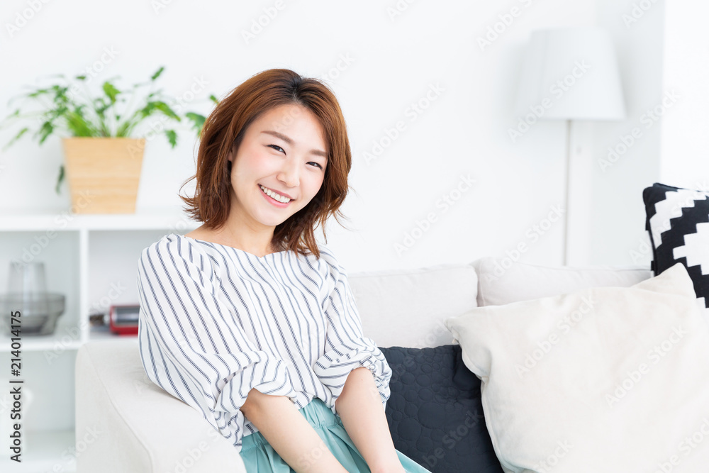 リラックスする女性 リラックスする女性