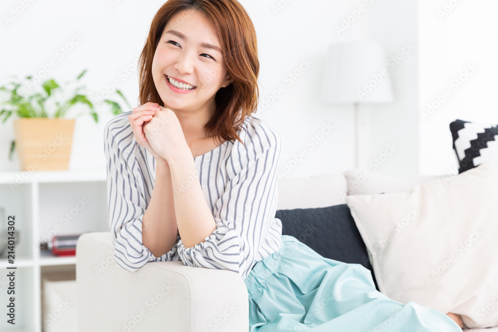 リラックスする女性 リラックスする女性