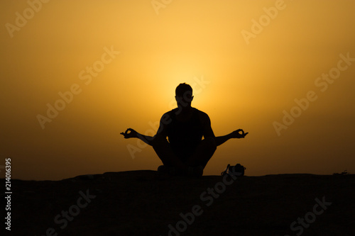 silueta namaste saludo al sol yoga karma ying yang meditacion adivinacion photo