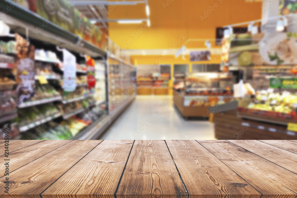 Obraz premium Empty wood table top on shelf in supermarket blurred background