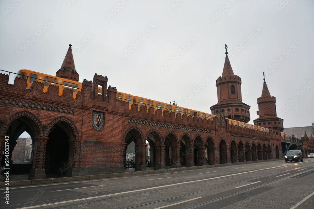 Fototapeta premium Oberbaum Bridge and the yellow suburban train