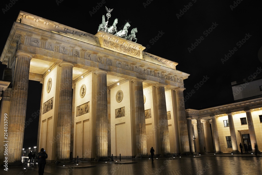 Obraz premium Brandenburg Gate and the square