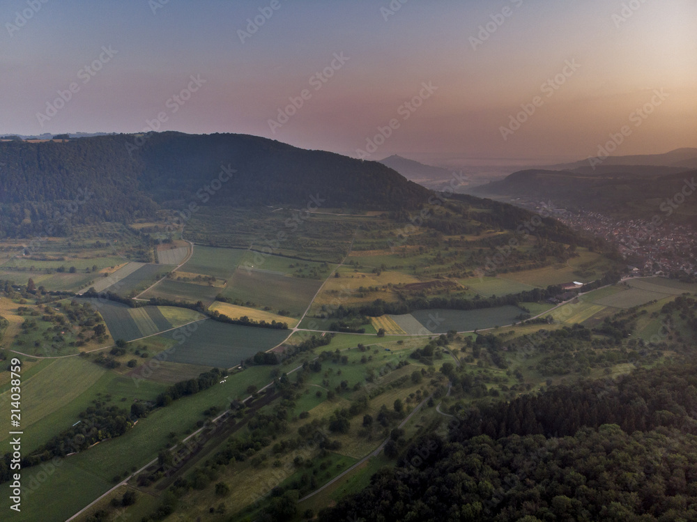 Morgennebel über der Landschaft - Luftaufnahme