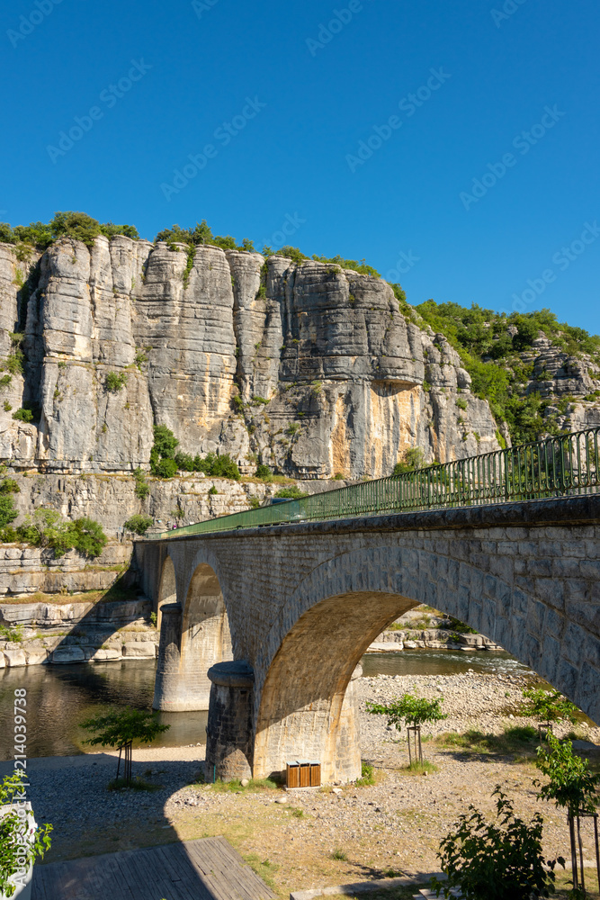 Brücke über den Fluss Ardeche zur der kleinen Ortschaft Balazuc