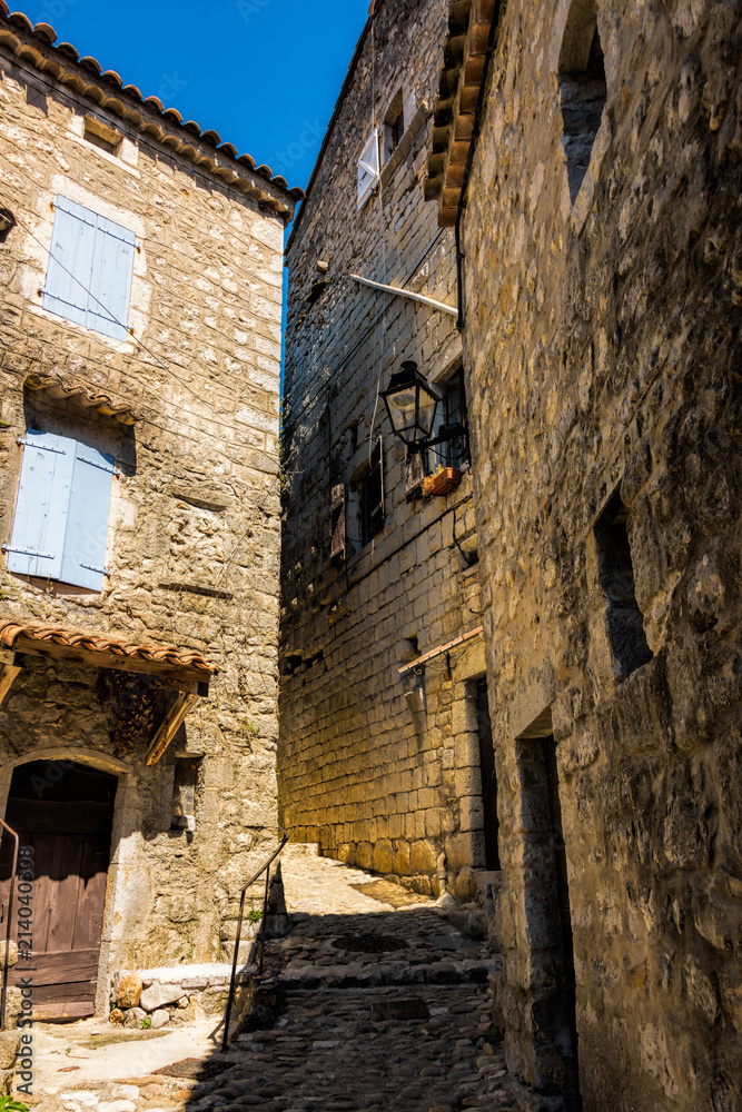 Kleine schmale Gasse mit Kopfsteinpflaster in dem mittelalterlichen Dorf Balazuc an der Ardeche