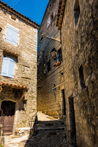 Kleine schmale Gasse mit Kopfsteinpflaster in dem mittelalterlichen Dorf Balazuc an der Ardeche
