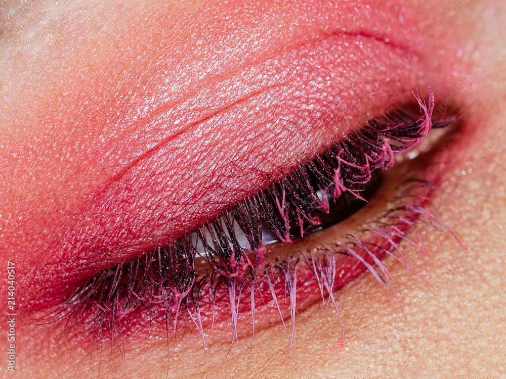 Detalle ojo párpado y pestañas maquillados de mujer rosa Stock Photo |  Adobe Stock