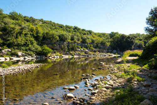 Das steinige Flussufer der Ardeche vor dem kleinen Ort Balazuc in S  dfrankreich
