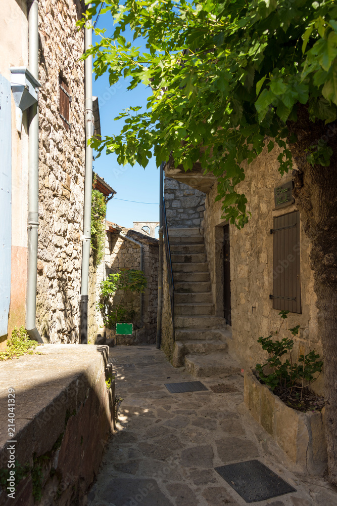 Kleine Gasse mit Hinterhof und Treppenaufgang in dem mittelalterlichen Dorf Balazuc an der Ardeche