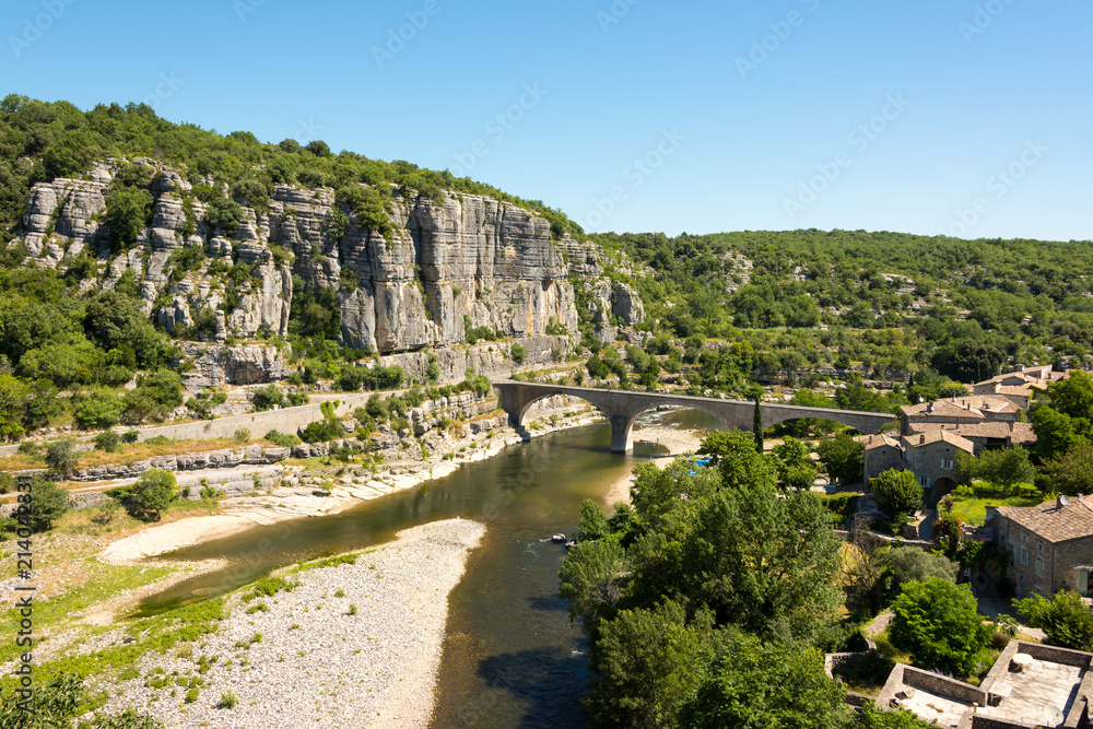 Panoramablick auf den Fluss Ardeche mit der alten Brücke bei Balazuc in Südfrankreich
