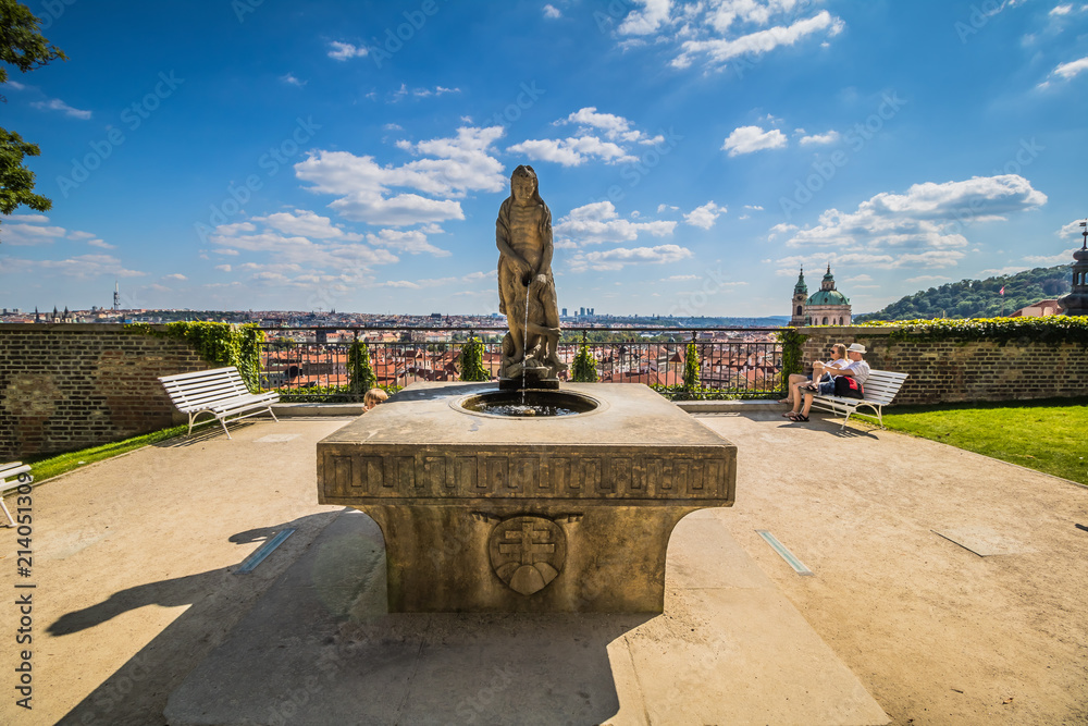 Der Hartigsgarten (Hartigovská zahrada) auf der Prager Burg in Sommer