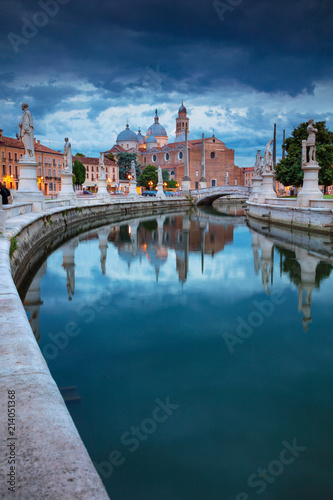 Obraz na płótnie Padua. Cityscape image of Padua, Italy with Prato della Valle square during sunset. w salonie