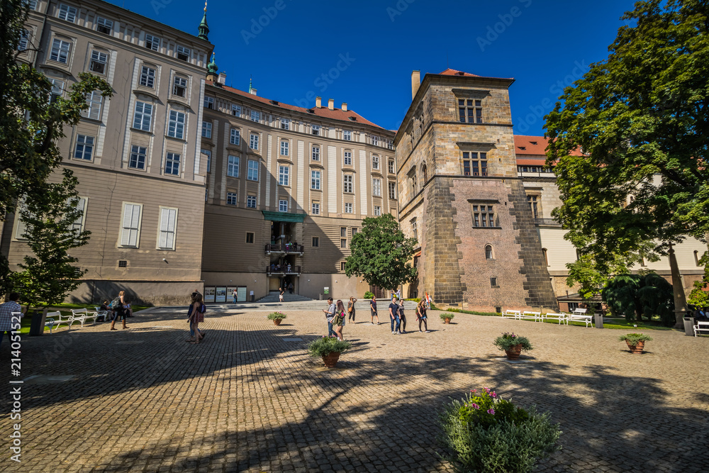 Der Hartigsgarten (Hartigovská zahrada) auf der Prager Burg in Sommer