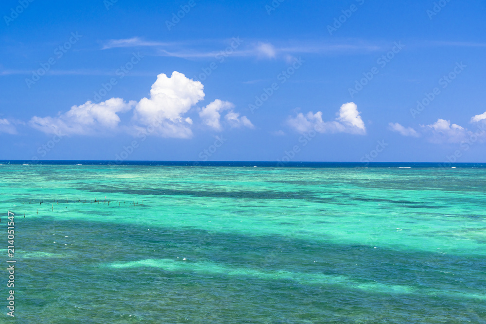 石垣島の入道雲と珊瑚礁の海