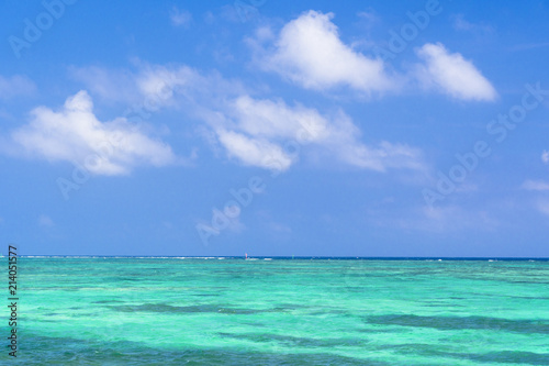 石垣島の入道雲と珊瑚礁の海 © san724