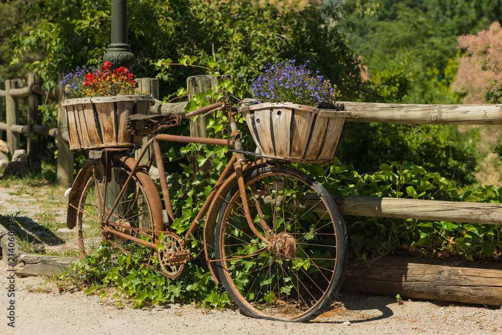 Altes Fahrrad geschmückt mit Blumen Stock Photo | Adobe Stock