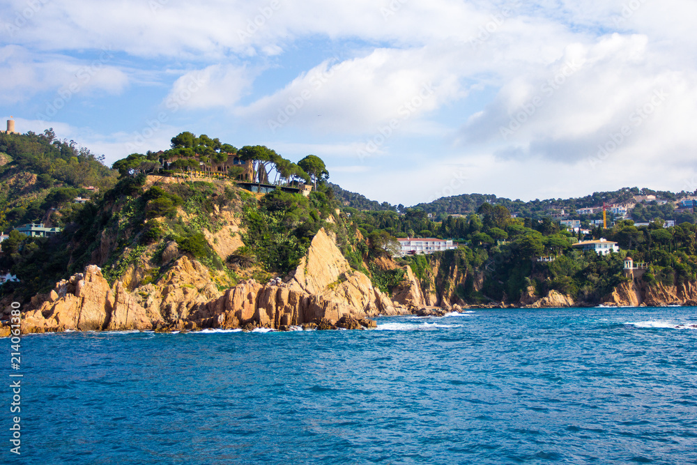 Naklejka premium beautiful view of rocky cliff and blue sea