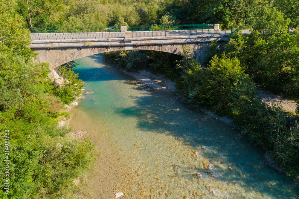 Luftbild einer Brücke über die Roanne Luftbild einer Brücke über die Roanne