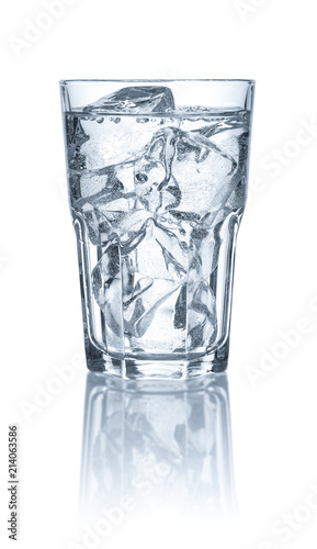 Ein Glas mit Wasser und Eiswürfeln