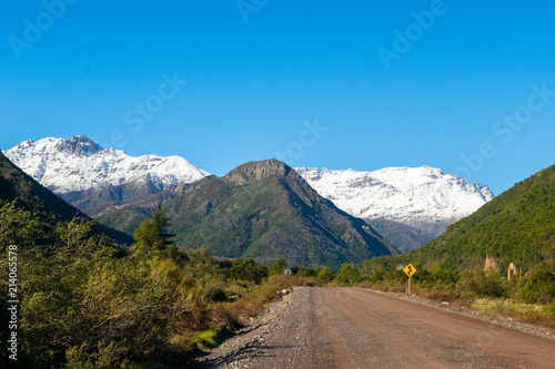 camino via vehicular en zona rural andes Patagonia 