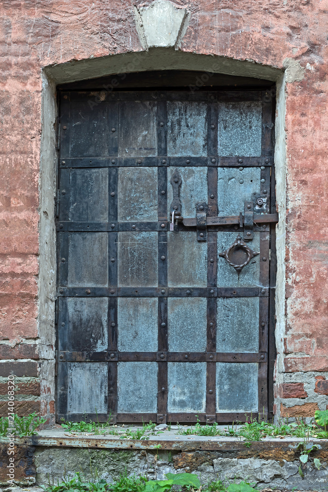 Obraz premium Russian architecture. Door in a monastery of the XVII century, Krutitskoe Podvorye (metochion), Moscow, Russia. Restoration work.