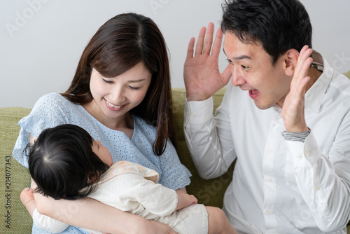 家族イメージ、あやす、いないないばあ、パパ、父親 © aijiro