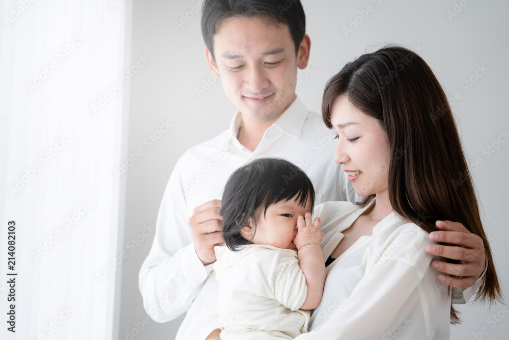家族イメージ、赤ちゃんと両親