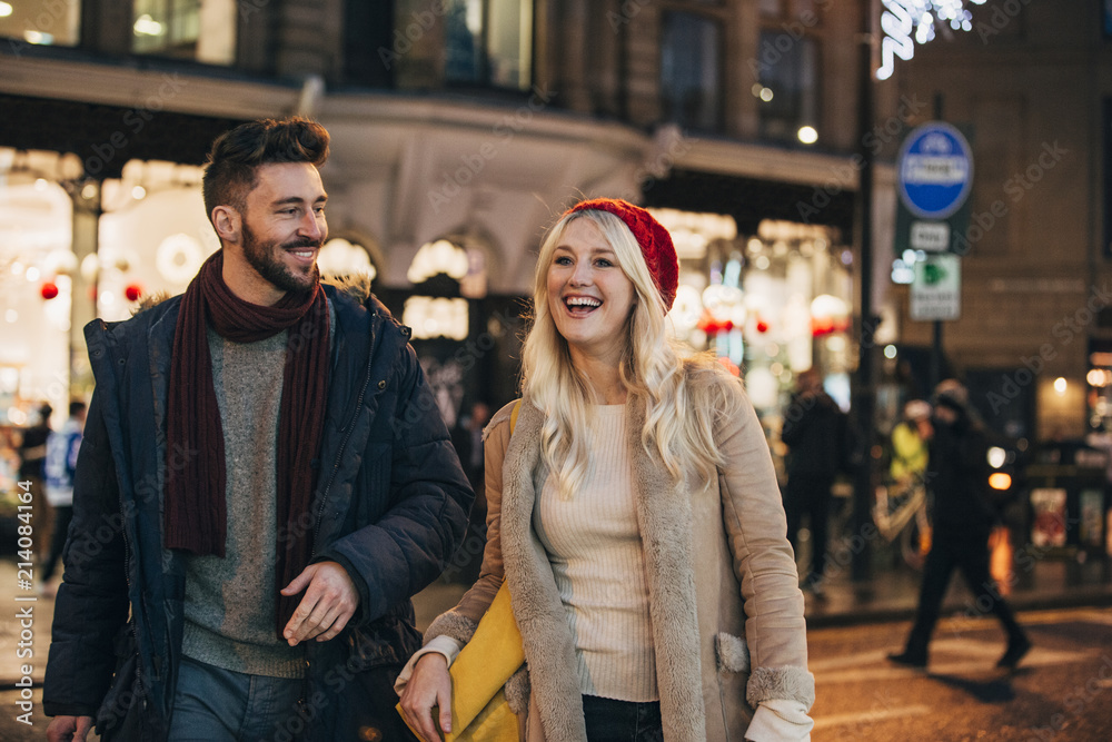 Fototapeta premium Couple Enjoying the Christmas Sales
