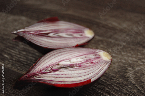 Fototapeta Naklejka Na Ścianę i Meble -  red onion on a wooden table