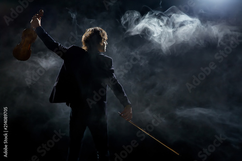 Foto Classical musician violinist with a musical instrument