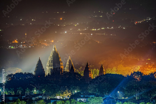 nocna-panorama-hinduskiej-swiatyni-prambanan