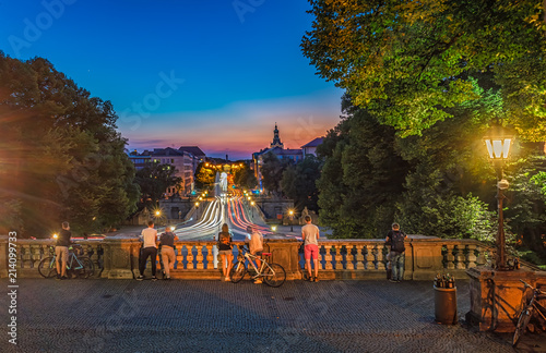 München bei Nacht - Blick auf die gut befahrene Prinzregentenstraße bei tollem Licht photo