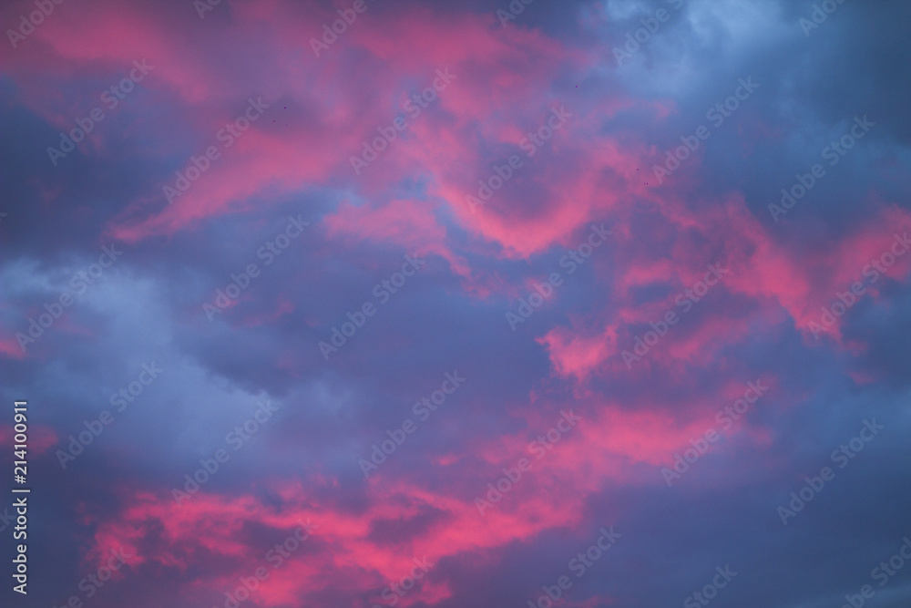 Сине - розовый фон. Натуральные облака, закат.