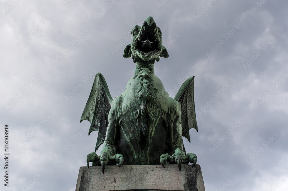 Slovenia, 24/06/2018: la statua del drago sul Ponte dei Draghi (Zmajski most), il più famoso ponte stradale di Lubiana costruito all'inizio del XX secolo sotto la monarchia austro-ungarica Slovenia, 24/06/2018: la statua del drago sul Ponte dei Draghi (Zmajski most), il più famoso ponte stradale di Lubiana costruito all'inizio del XX secolo sotto la monarchia austro-ungarica