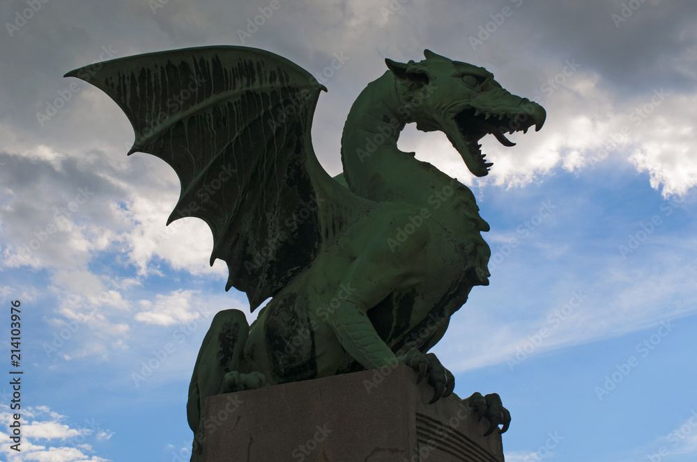 Slovenia, 24/06/2018: la statua del drago sul Ponte dei Draghi (Zmajski most), il più famoso ponte stradale di Lubiana costruito all'inizio del XX secolo sotto la monarchia austro-ungarica