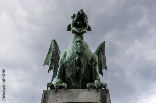 Slovenia, 24/06/2018: la statua del drago sul Ponte dei Draghi (Zmajski most), il più famoso ponte stradale di Lubiana costruito all'inizio del XX secolo sotto la monarchia austro-ungarica photo