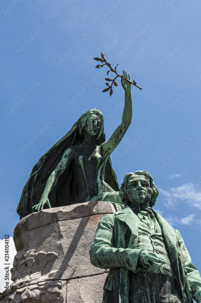 Fototapeta premium Slovenia, 24/06/2018: Lubiana, vista del Monumento a France Prešeren, statua in bronzo del poeta nazionale sloveno in piazza Prešeren