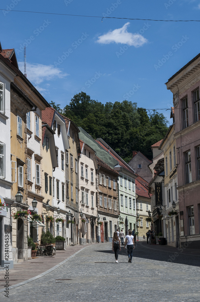 Slovenia, 24/06/2018: lo skyline del centro di Lubiana con vista delle case colorate e decorate del centro storico, capolavori dell'architettura Art Nouveau Slovenia, 24/06/2018: lo skyline del centro di Lubiana con vista delle case colorate e decorate del centro storico, capolavori dell'architettura Art Nouveau