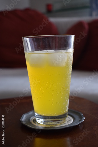 eisgekühlte Orangenlimonade photo