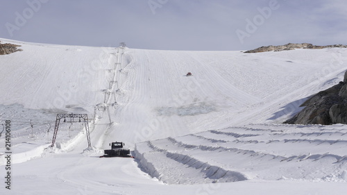Sommerskigebiet auf dem Folgefonna Gletscher oberhalb des Hardangerfjords, Norwegen