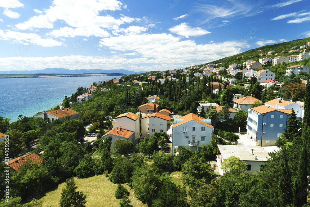 The town and traditional favorite resort, the largest on the Croatian seaside (5,800 inhabitants), 37 km southeast of Rijeka.