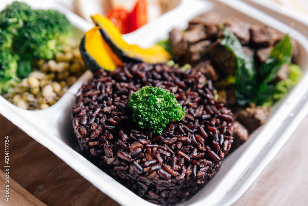 Clean food meal box: Diced grilled beef served with rice berry, broccoli, bean sprout, corn, mushroom and tomato. Clean food meal box: Diced grilled beef served with rice berry, broccoli, bean sprout, corn, mushroom and tomato.