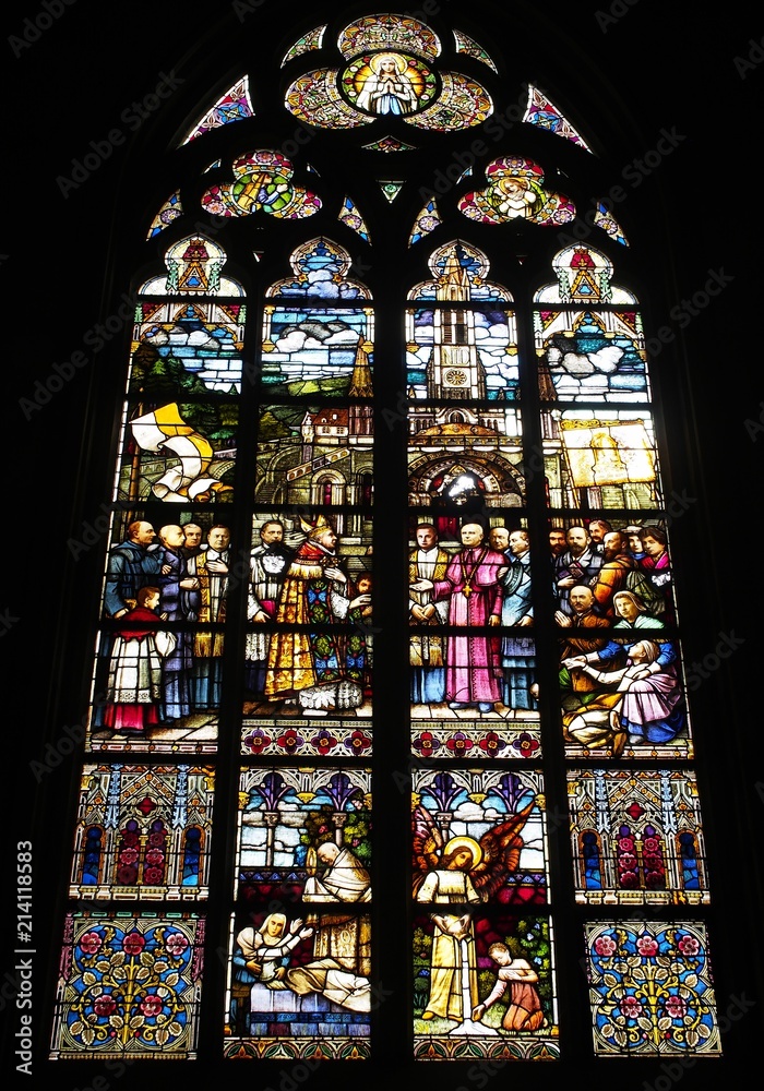 Kirchenfenster - Lichteinfall bringt Farben zum Leuchten