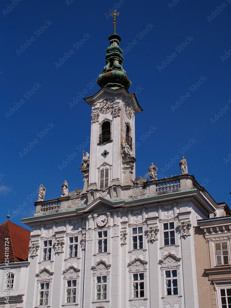 Rathaus in Steyr im strahlenden Sonnenschein 