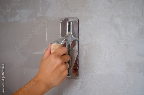 the process of applying Venetian plaster on the wall