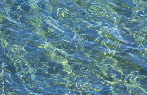 Agua cristalina de colores verde, azul y amarillo. Ideal para utilizar como imagen de fondo © Sergio Compañy